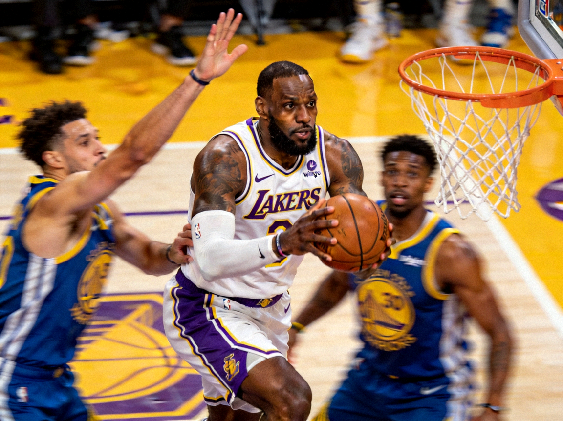 NBA季后赛湖人vs勇士精彩瞬间，詹姆斯突破上篮